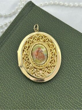 Gold Vintage Fragonard Couple Filigree Locket